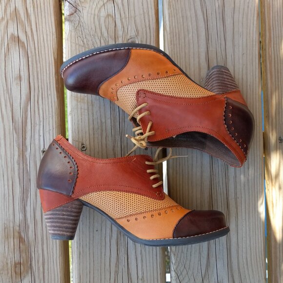 NWOT L'Artiste Vintage Inspired Leather Spectator Wingtip Short Heel Booties - Picture 4 of 10